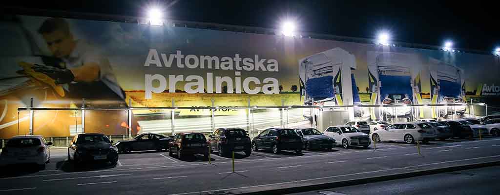 Na fotografiji je avtomatska avtopralnica Avtostop, ki je locirana poleg Bauhausa in BTC-ja v Ljubljani.