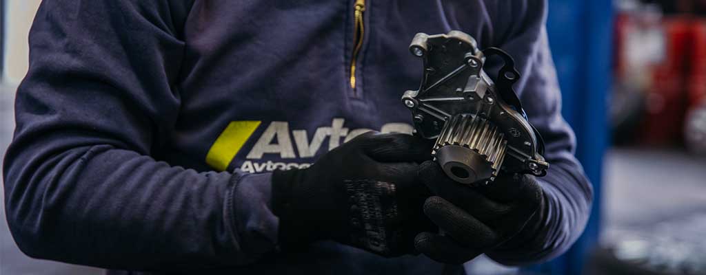 Fotografija prikazuje avtomehanika iz Avtocentra Avtostop, kjer opravljajo redni, veliki, hitri servis avta po ugodni ceni.