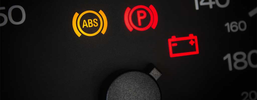 Na fotografiji so opozorilne luči na armaturni plošči, ki opozorijo na okvaro avta oz. nujen servis avta.