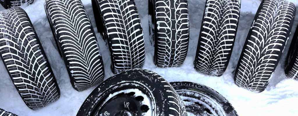Na fotografiji so zimske pnevmatike, ki čakajo na menjavo gum v Avtocentru Avtostop v Ljubljani.