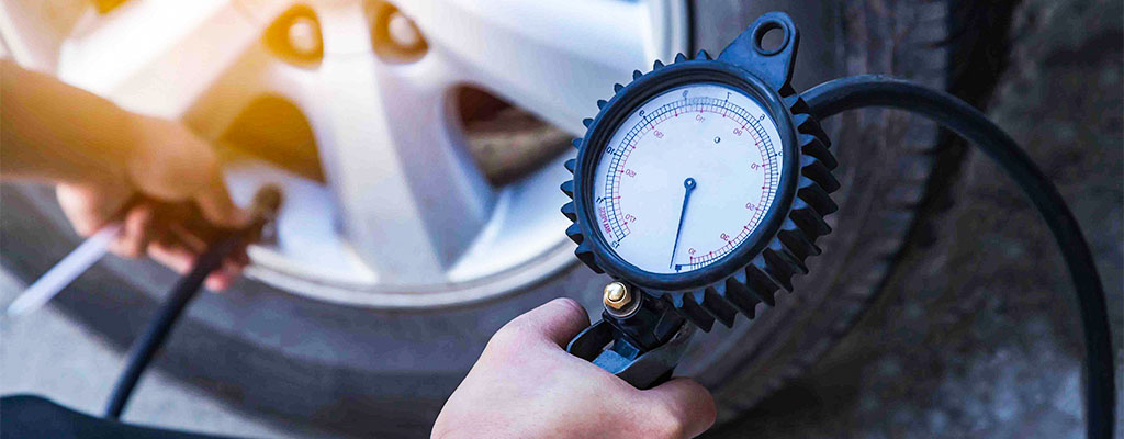 Na fotografiji je merilec tlaka, ki pokaže, ali je pnevmatika preveč ali premalo napolnjena.