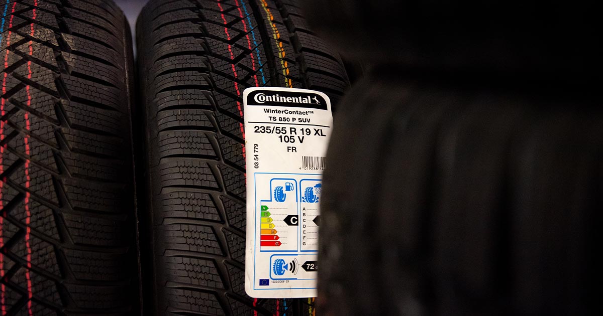 Na fotografiji je zimska pnevmatika Continental in EU oznaka lastnosti gume. 