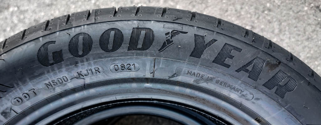Na fotografiji je letna pnevmatika GoodYear, ki ima aktualno DOT oznako 2021.