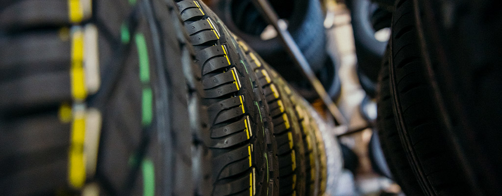 Pomembno vodilo pri nakupu letnih pnevmatik naj bo, da so pnevmatike edini stik avtomobila s podlago in zato pri tem ne smemo varčevati. Od pnevmatike bo odvisna vaša stabilnost na vozišču, posledično pa tudi varnost in zavorna pot vašega vozila.