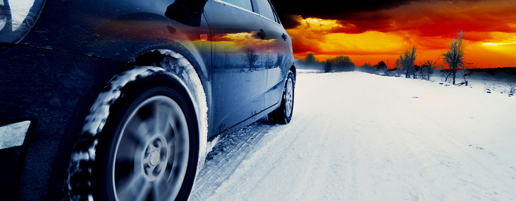 Na fotografiji je avto, ujet med vožnjo v snežnih razmerah.